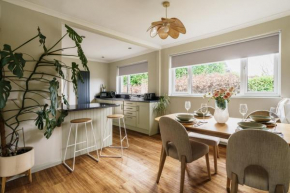 Hillcrest - Central 2 Bed Flat with Parking